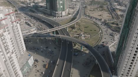 imágenes aéreas de drones de un complejo sistema de carreteras y grandes edificios en karachi, pakistán