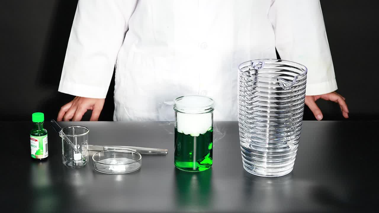 건조 얼음 거품 실험을 시연합니다.