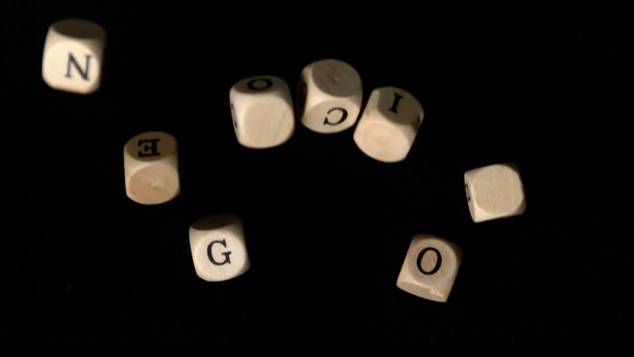 los dados de los negocios caen juntos.