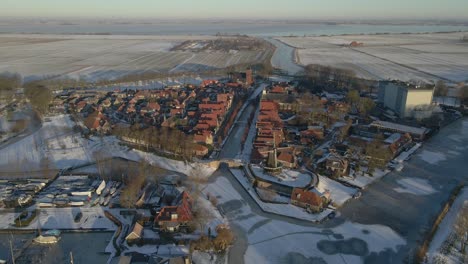 Pequeño-Pueblo-Tradicional-De-Sloten-En-El-Paisaje-Rural-De-Invierno-De-Los-Países-Bajos