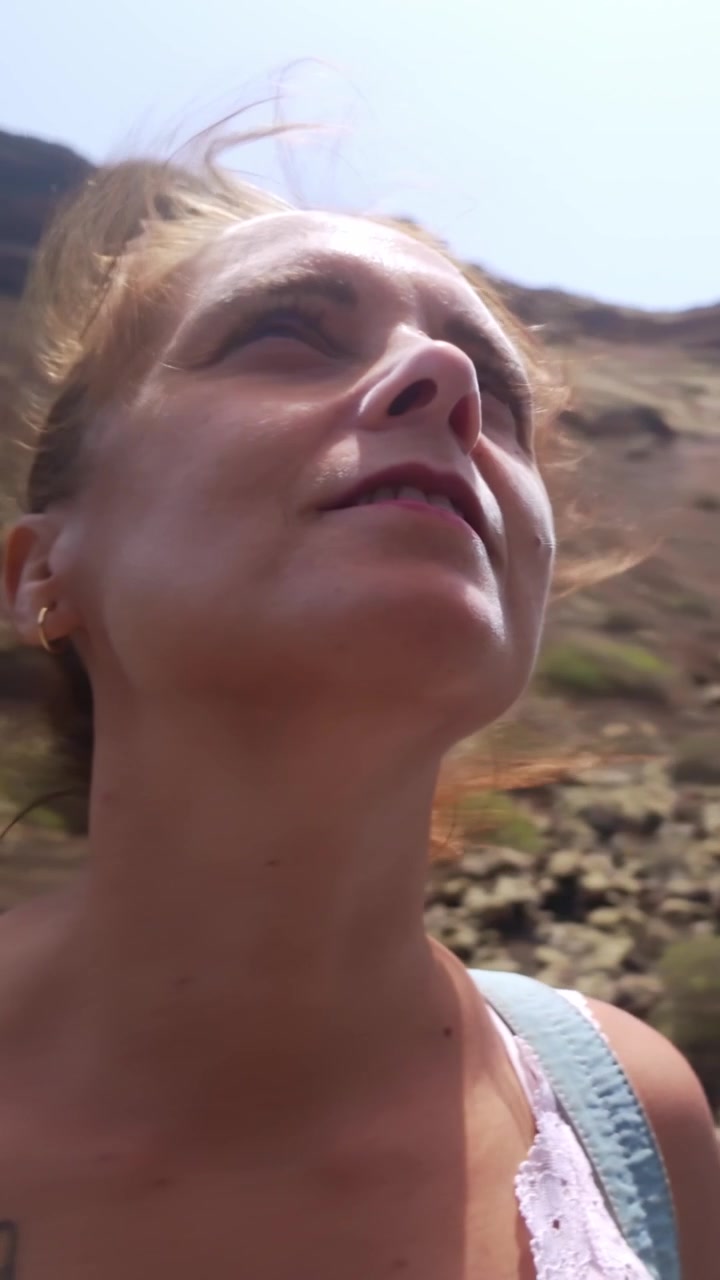 Donna che ammira il vulcano El Cuervo a Lanzarote
