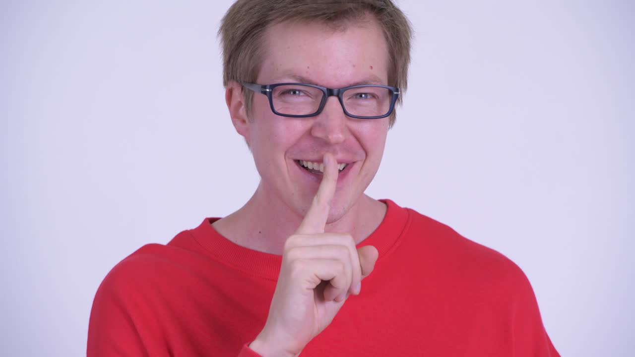 젊은 잘생긴 남자의 스튜디오 촬영