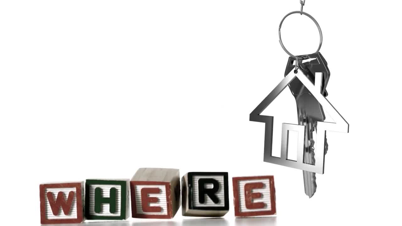 텍스트와 함께 나무 블록의 애니메이션과  ⁇  바탕에 키와 함께 은색 집 모양