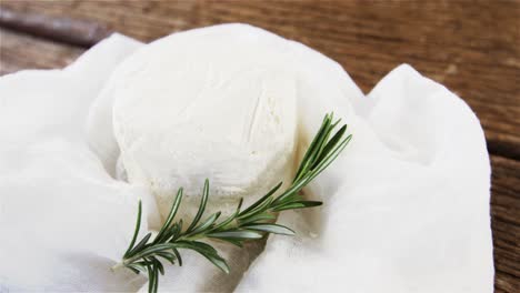 queso con hierba de romero