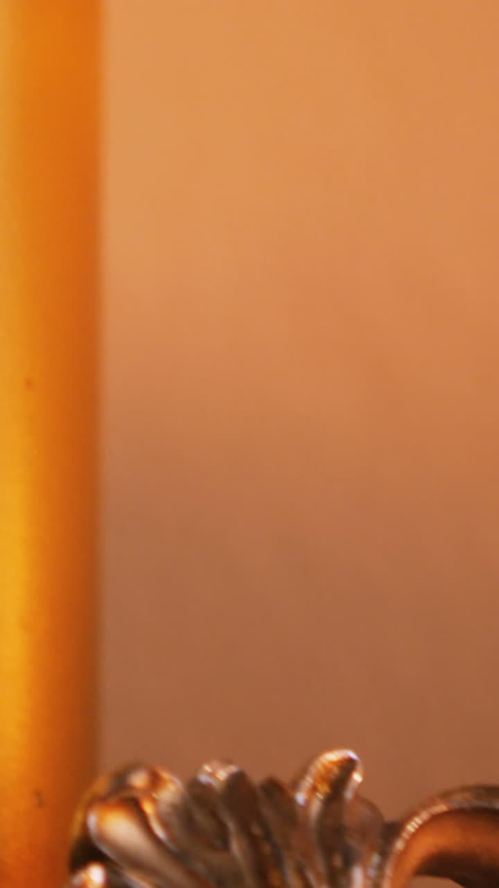 primer plano de las velas ardiendo