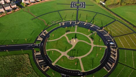 Diseño-De-Camino-De-Cementerio-Circular-Moderno-Vista-Aérea-Jardín-Artístico-De-Descanso-Tiro-De-Ojo-De-Pájaro-De-Levantamiento-Lento