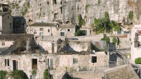 vista aérea de modica alta val di noto sicilia vieja ciudad barroca del acantilado sur con techos derrumbados italia