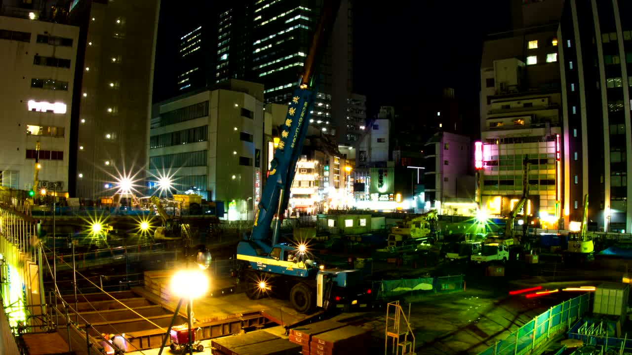 bajo construcción noche lapse 4k en shibuya obturador lento zoom out