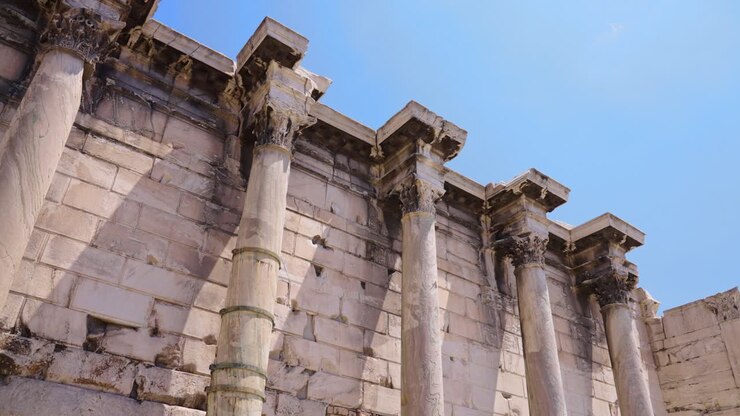 Tracciamento del colonnato esterno della Biblioteca di Adriano vicino a Monastiraki, Atene, Grecia