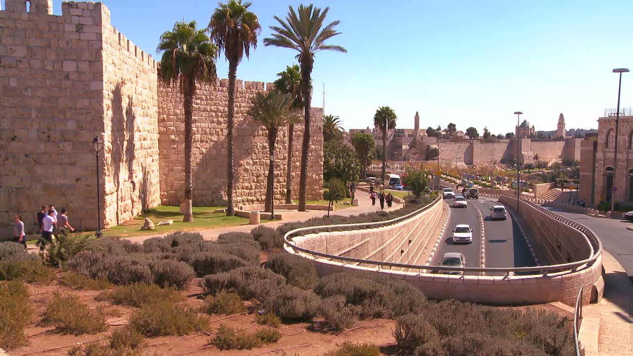 trafik bevæger sig nær de gamle bymure i jerusalem israel 1