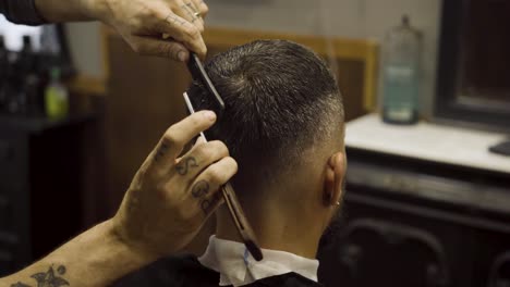 barbero cortando el cabello con una navaja de afeitar - toma de cerca