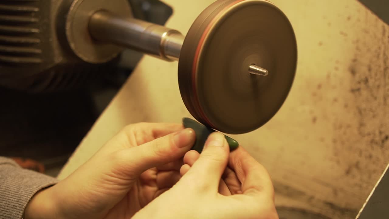 Polindo pedra verde da Nova Zelândia com politriz de disco