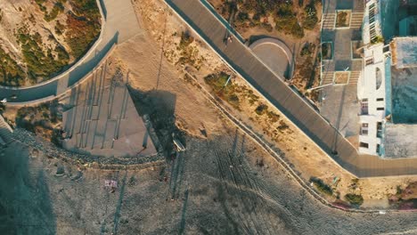 Toma-Aerea-De-Personas-Caminando-En-La-Playa-De-Tijuana