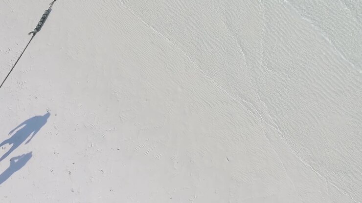 Persone che passeggiano su una spiaggia tropicale