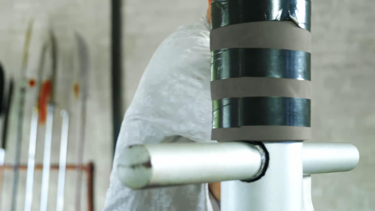 ⁇ 푸 파이터가 목조 인형 4k와 함께 무술을 연습하고 있습니다.