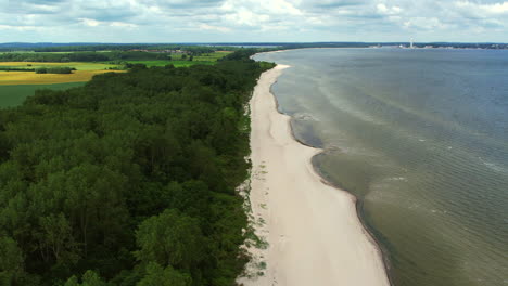 Der-Einsame-Strand-Der-Ostsee-Unter-Einem-Bewölkten-Himmel