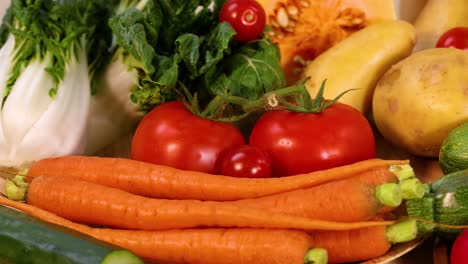 una variedad de verduras frescas sobre un fondo blanco