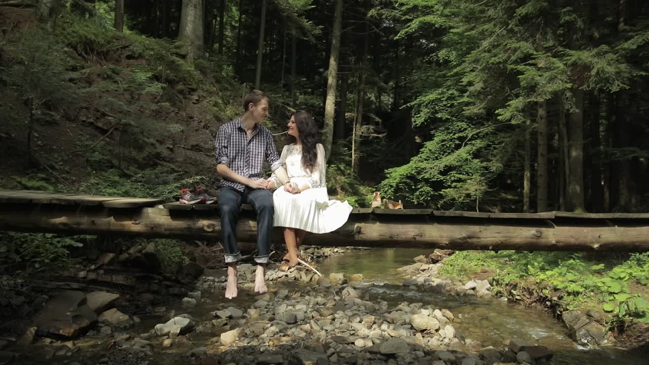 젊은 부부는 함께. 관계와 사랑. 행복. 사랑에 빠진 남자와 여자