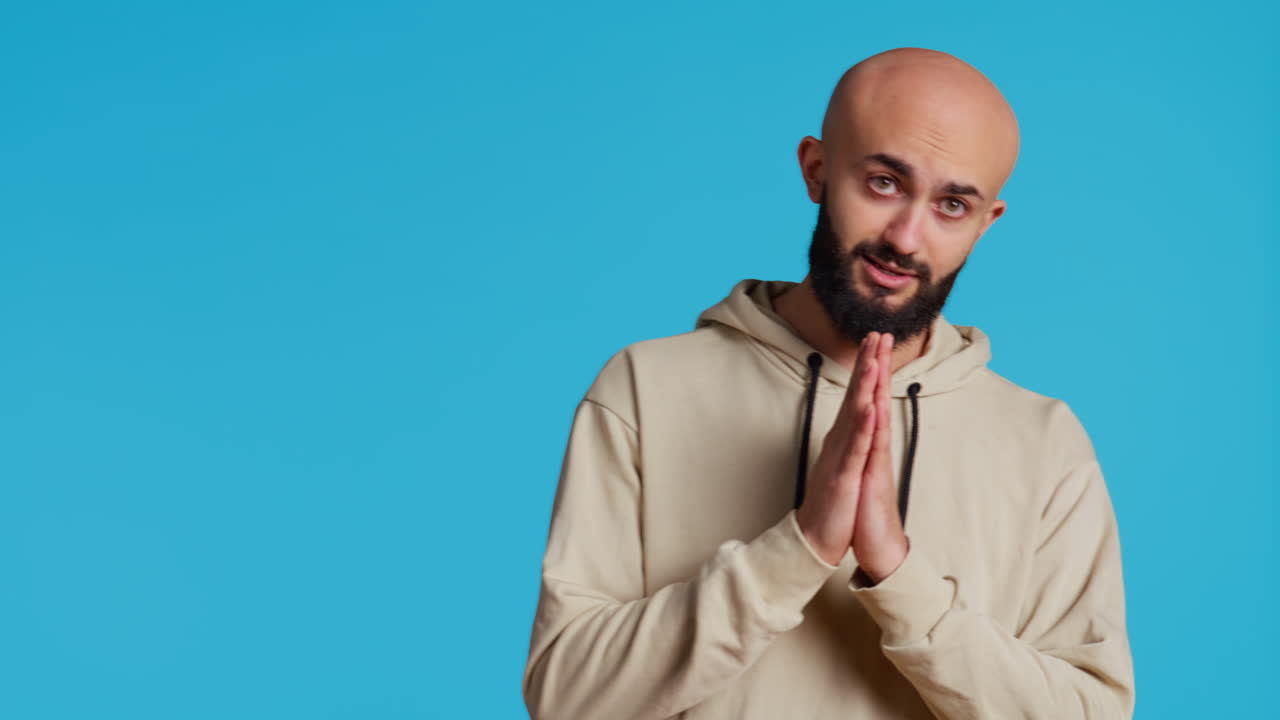 hombre del medio oriente orando a alá por perdón