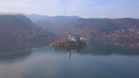 Deslizándose-Por-El-Pintoresco-Lago-Bled-Hacia-Blejski-Otok-Con-Su-Prominente-Iglesia-Del-Siglo-XVII