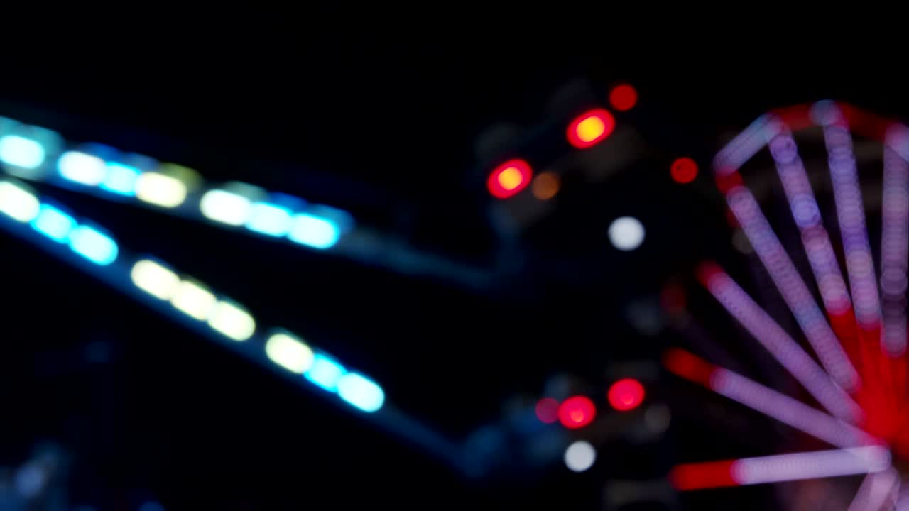 el recinto de la feria de carnaval por la noche. imágenes desenfocadas.