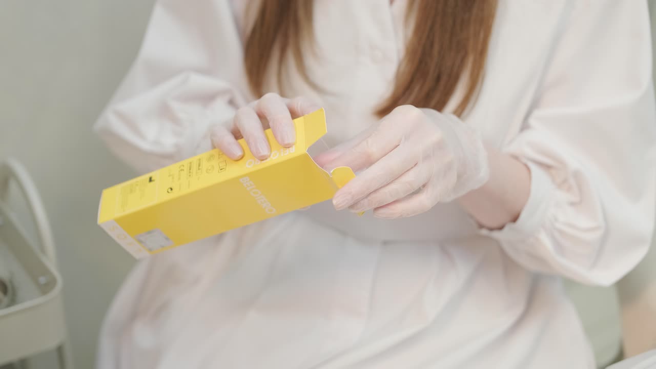 얼굴 주사 절차를 수행하는 미용 전문가