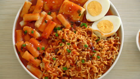 Fideos-Instantáneos-Coreanos-Con-Pastel-De-Arroz-Coreano-Y-Pastel-De-Pescado-Y-Huevo-Hervido---Rabokki---Estilo-De-Comida-Coreana