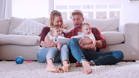 Una-Joven-Pareja-Blanca-Leyendo-Un-Libro-Con-Sus-Dos-Niños-Pequeños