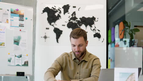 Man-having-a-break-at-the-travel-agency