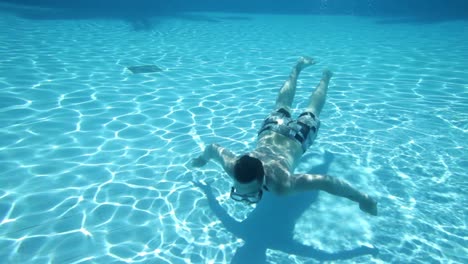 adolescente flota en la piscina