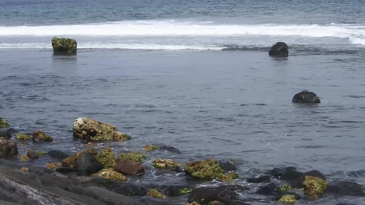 Gelombang di garis pantai untuk latar belakang, batu laut