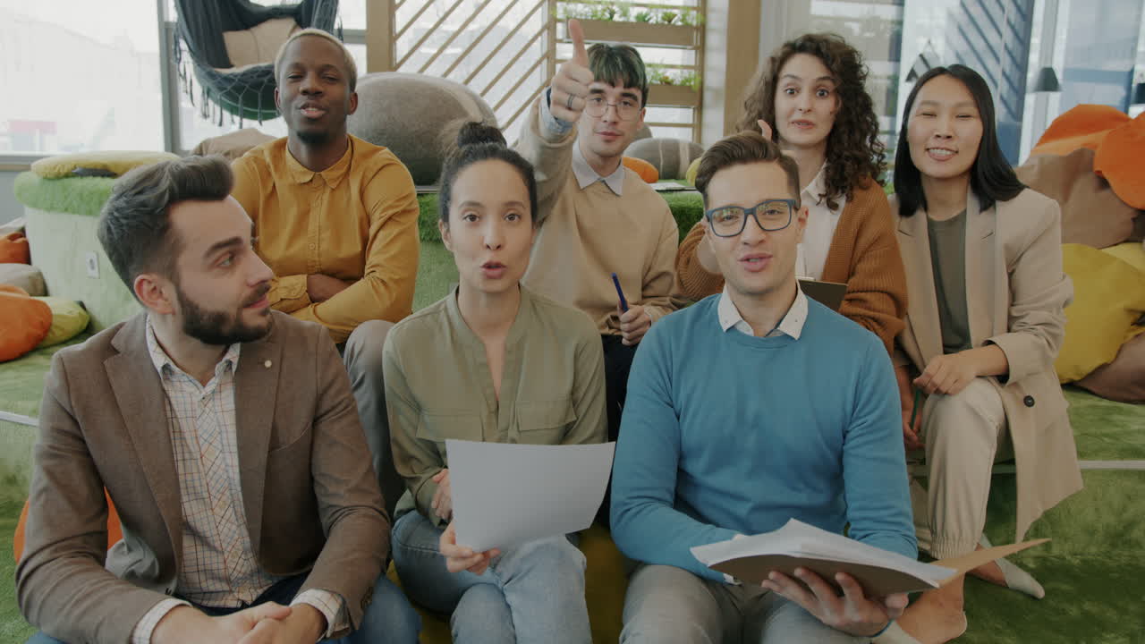 현대적 인 사무실 회의 에서 다양 한 팀