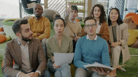 equipo diverso en una reunión de oficina moderna
