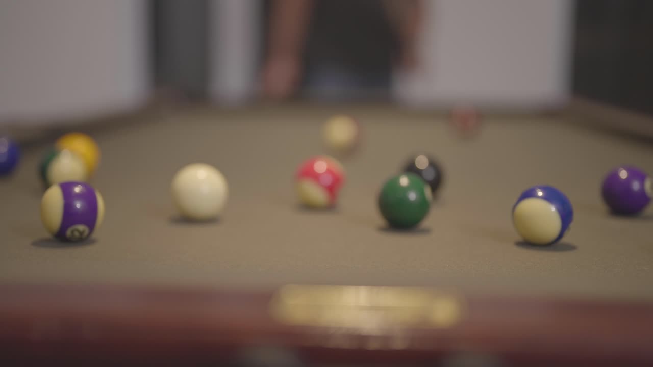 rompiendo bolas de billar de colores en la mesa de billar verde para comenzar a jugar