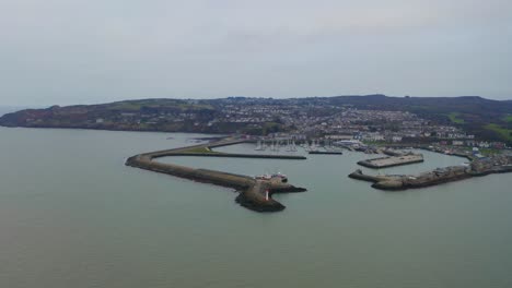 Toma-Aérea-De-Camiones-Del-Puerto-Y-La-Ciudad-De-Howth.