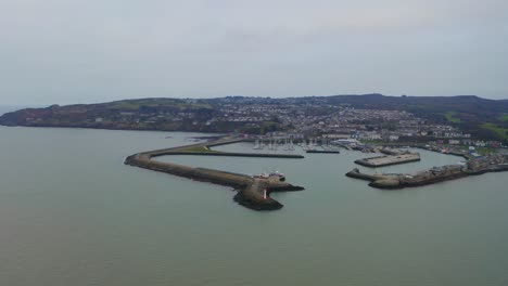 tomada aérea del puerto y la ciudad de howth