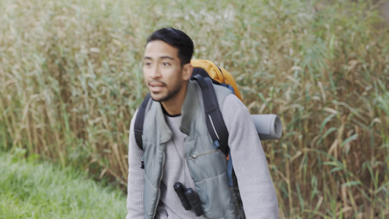 산책, 등반 또는 행복한 남자 호수에서 하이킹