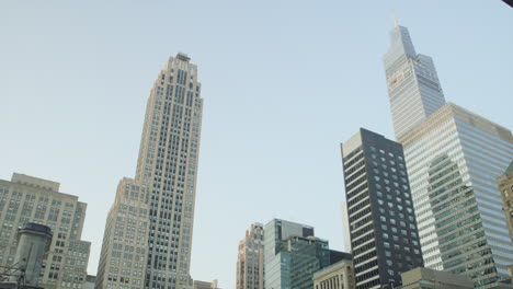 edificios de gran altura de la ciudad de nueva york desde el atardecer hasta la noche timelapse en estados unidos
