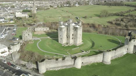 Vista-Aérea-Del-Castillo-De-Trim-Junto-Al-Río-Boyne-En-Trim,-Condado-De-Meath,-Irlanda