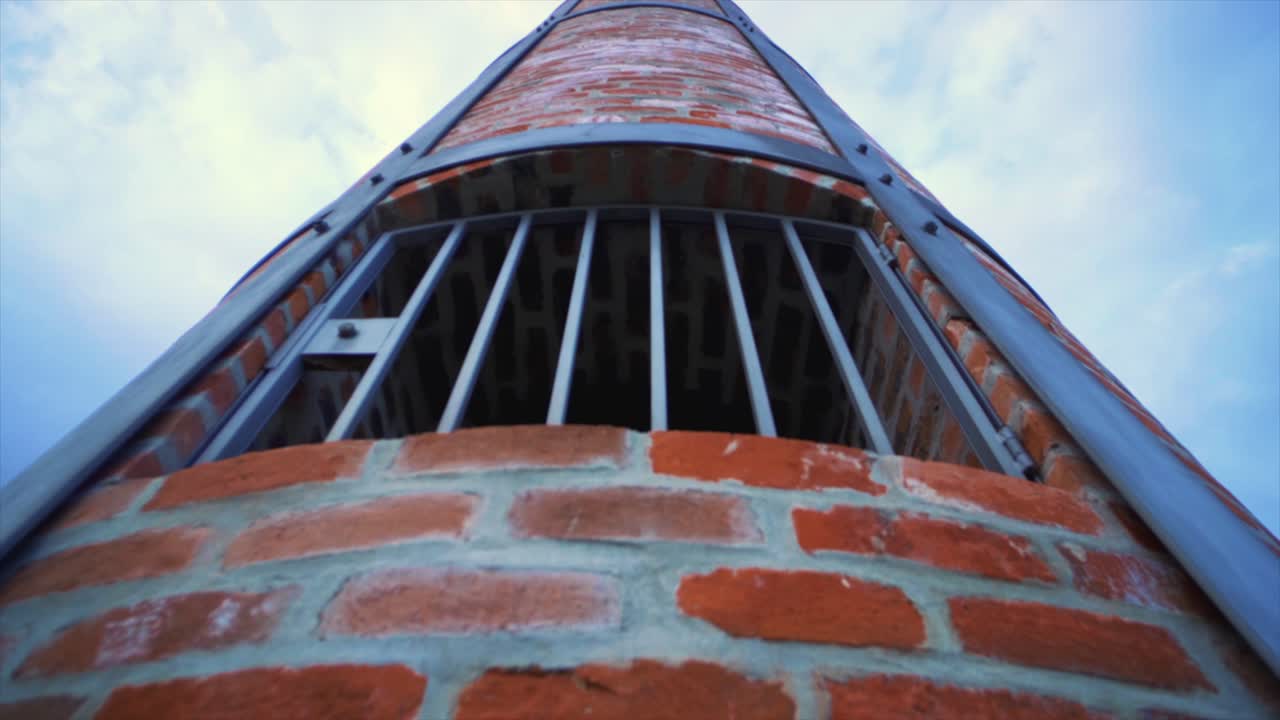 antigua chimenea de fábrica en una industria