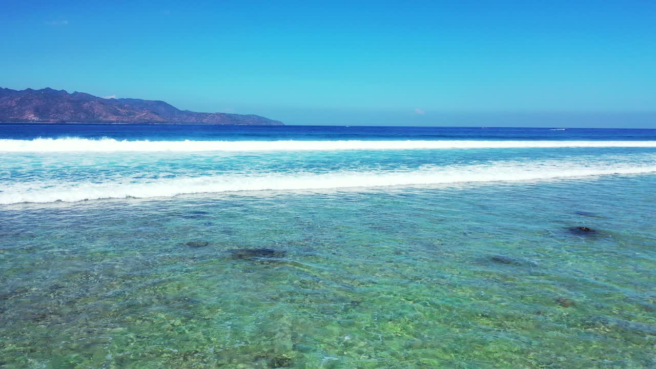 파라다이스 백사장 해변과 해안에 구르는 파도