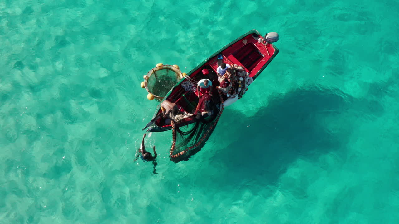vista de arriba hacia abajo de los pescadores africanos pescando en aguas turquesas coloridas