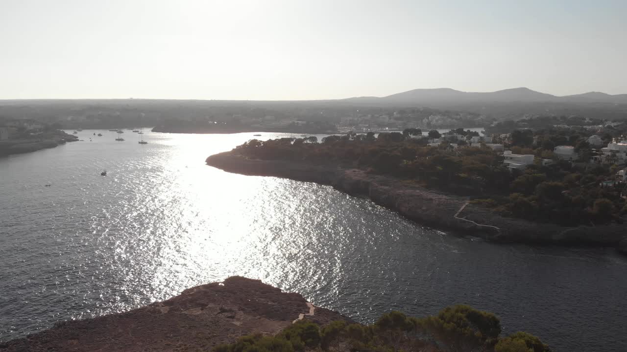 antena: vista de la hermosa costa de la isla de mallorca durante la puesta de sol