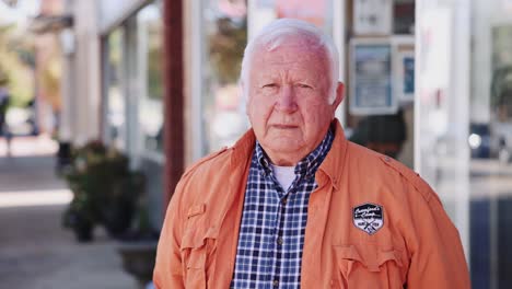 retrato auténtico de un anciano otoño a cuadros naranja ciudad pequeña amigable