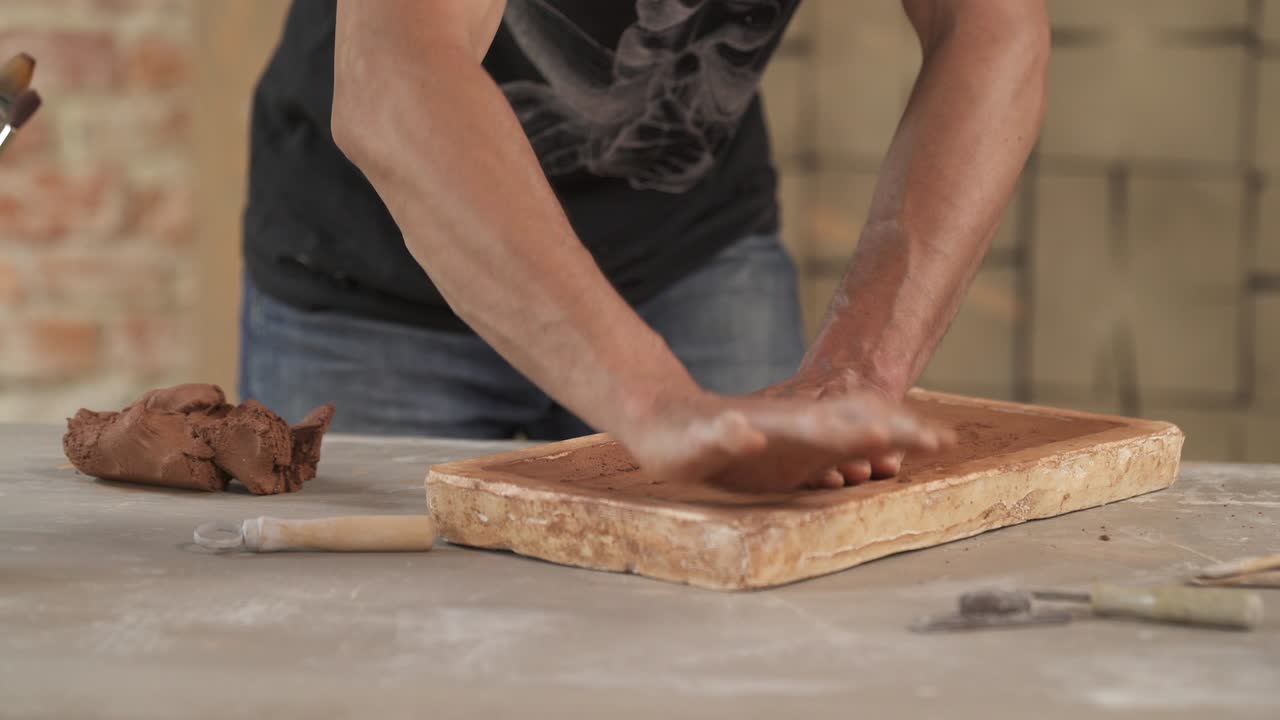 primer plano de un ceramista masculino trabajando en cerámica en su estudio. un escultor profesional está tomando y dando forma a la arcilla para crear un producto único en su estudio