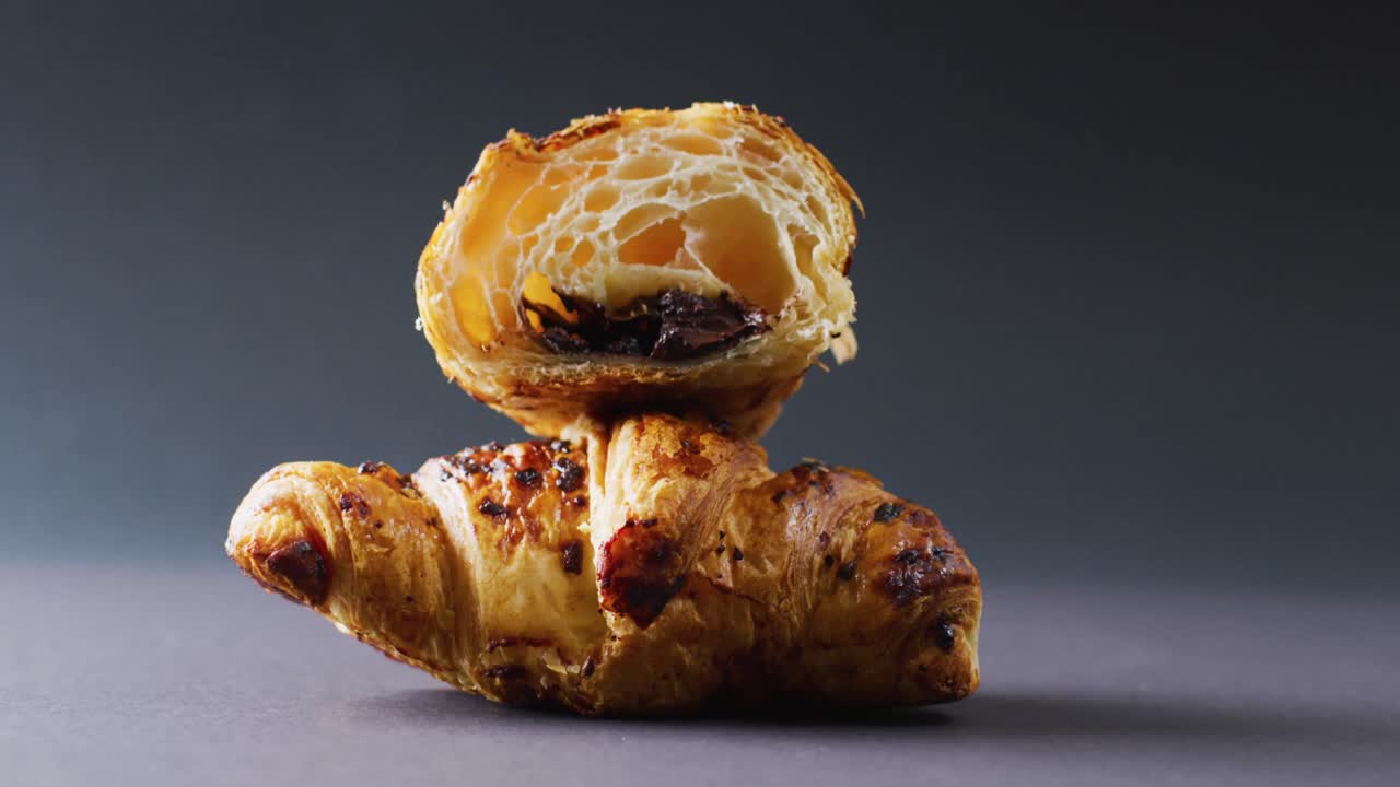 video de un primer plano de croissants en un fondo gris