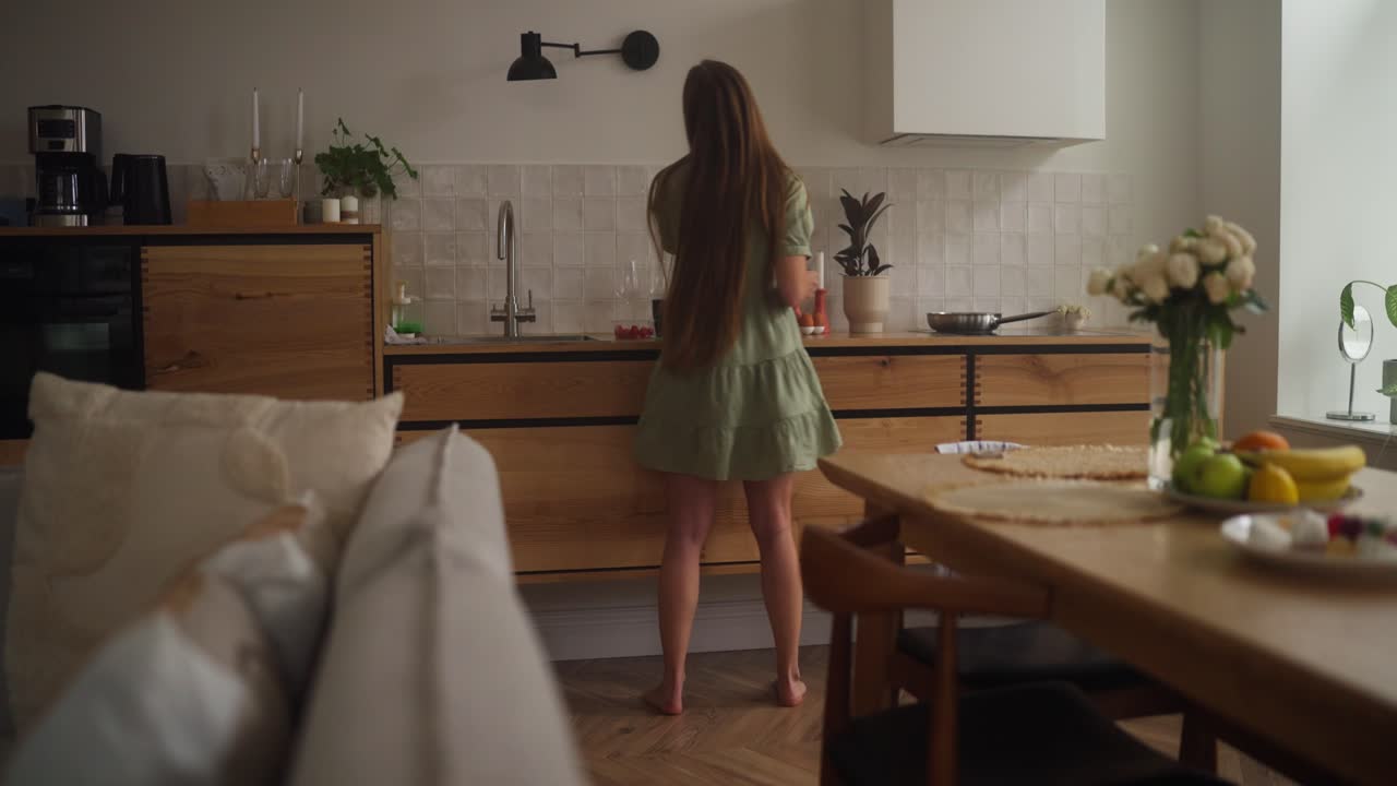 Donna che cucina in una cucina moderna
