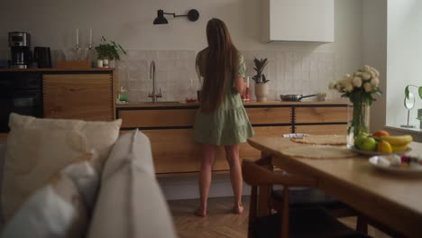 женщина готовит на современной кухне.