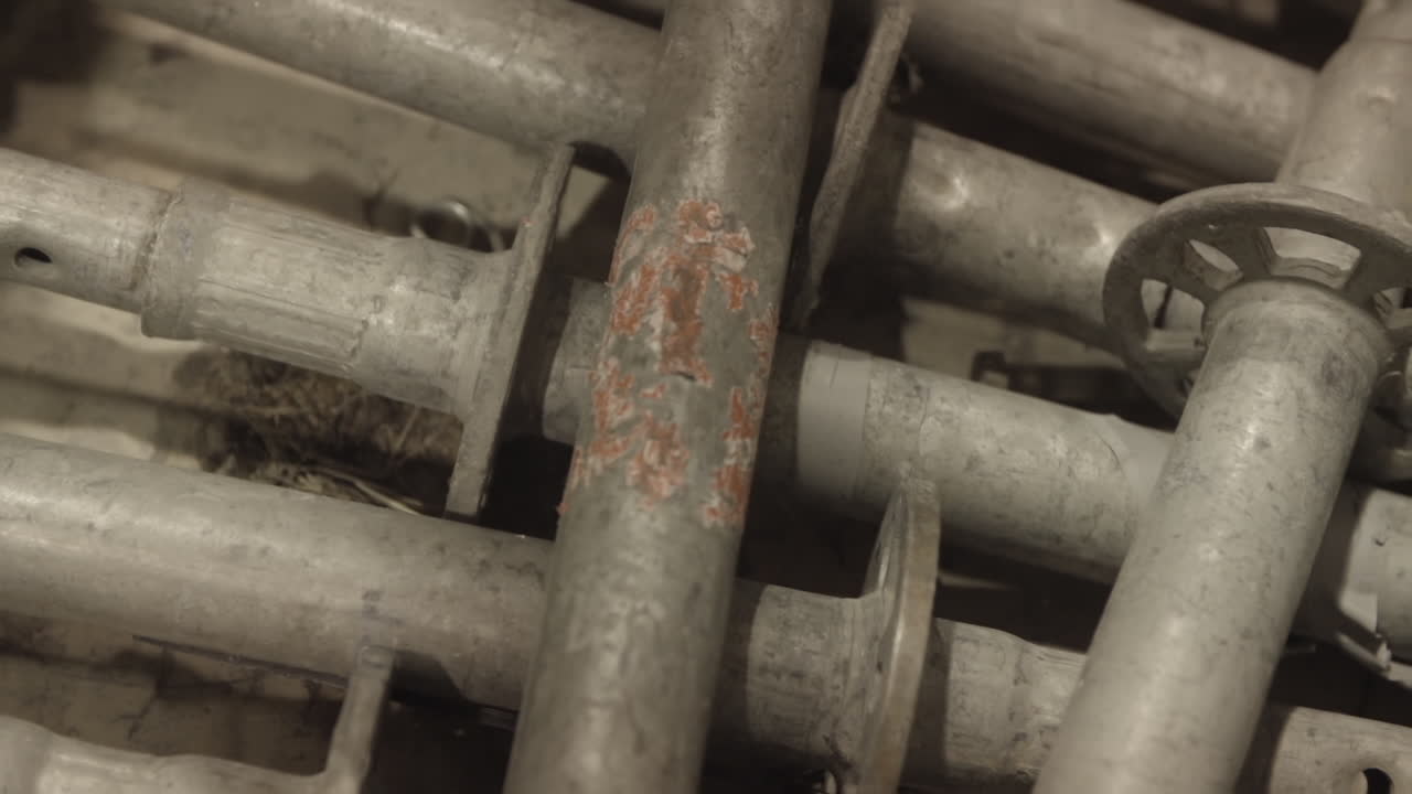 cerca de las partes de construcción de acero de un estante que se colocan uno encima del otro tronco