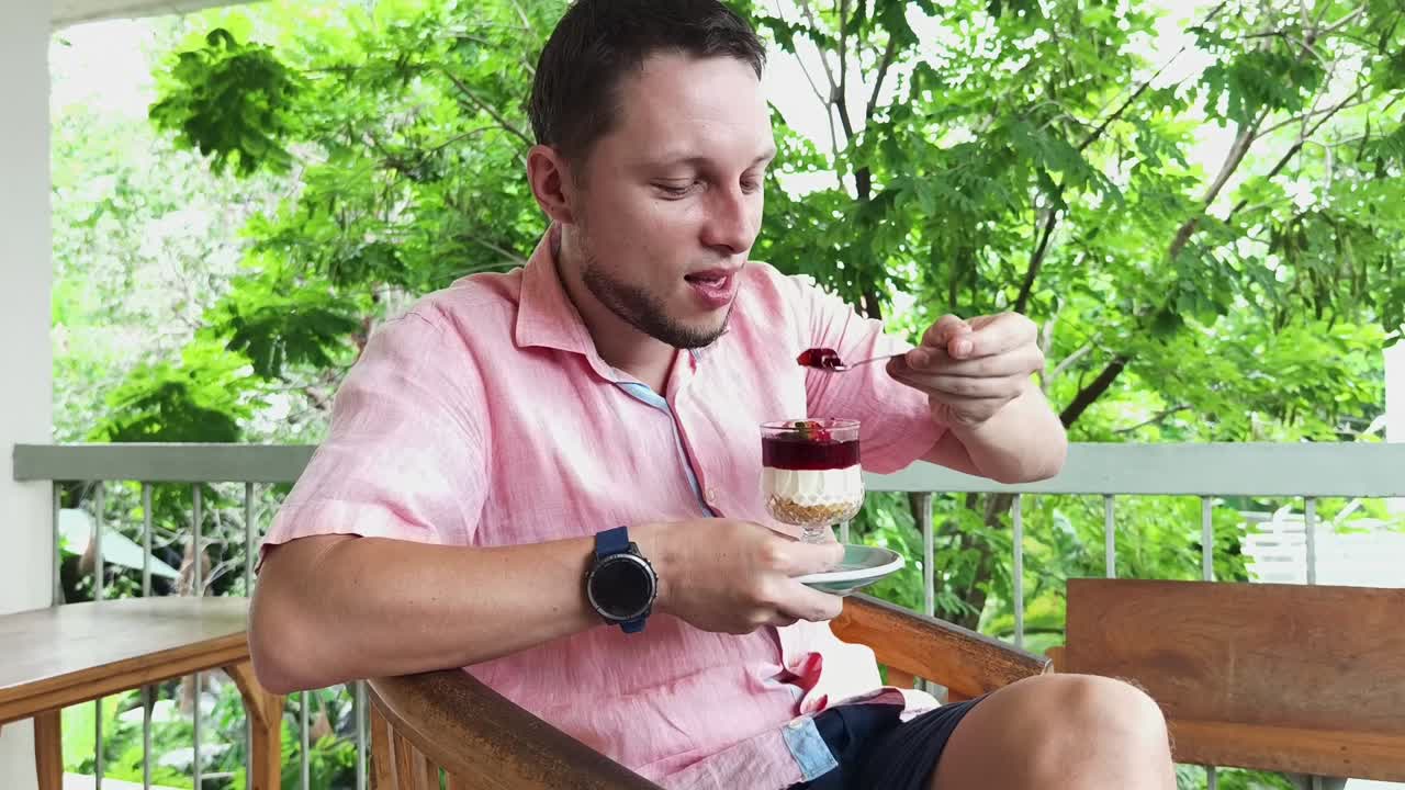 hombre disfrutando del postre al aire libre